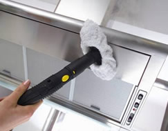 油煙機(jī)維修工作人員